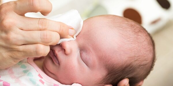 reinigen van de ogen van je baby